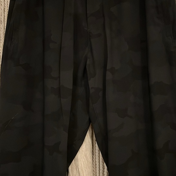 Lululemon Mens Surge Joggers SZ LRG in Black Camo - Picture 3 of 7